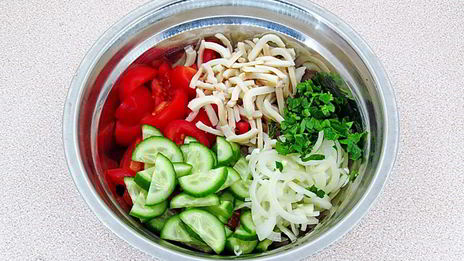 салат с кальмаром и свежим огурцом