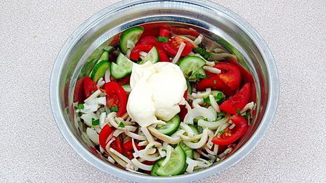 салат с кальмаром и свежим огурцом