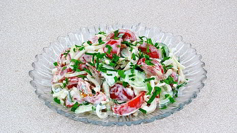 салат с кальмаром и свежим огурцом