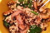 Салат с киноа, шпинатом и грибами
