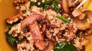 Салат с киноа, шпинатом и грибами