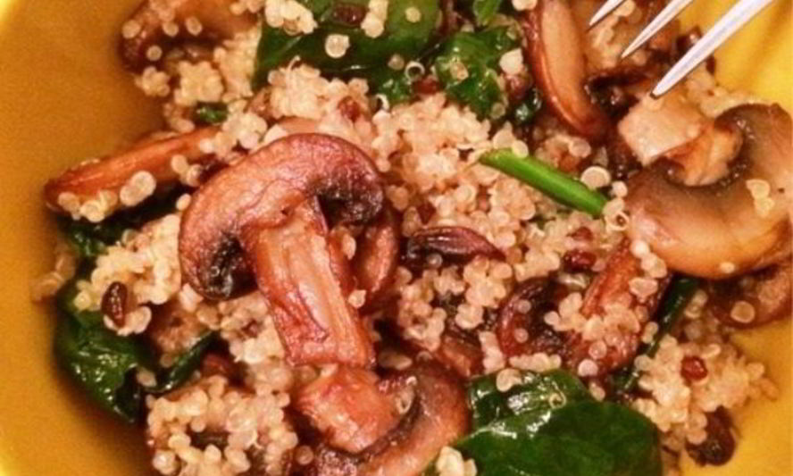 Рецепт салата с киноа, шпинатом и грибами