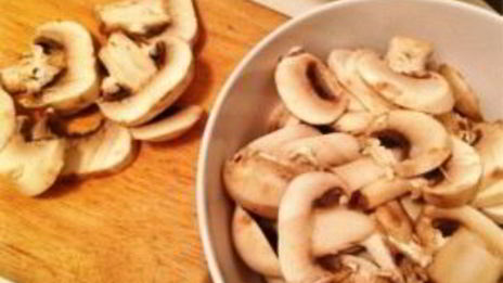 салат с киноа, шпинатом и грибами