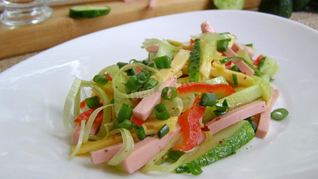 Салат с колбасой сыром и огурцом