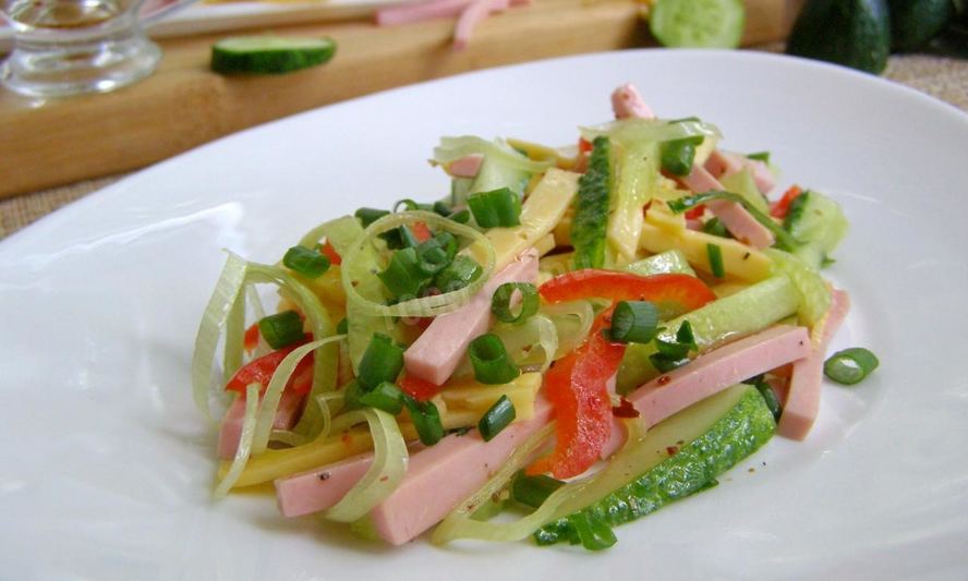 Рецепт салата с колбасой сыром и огурцом