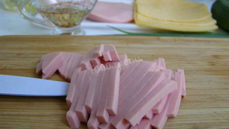 салат с колбасой сыром и огурцом