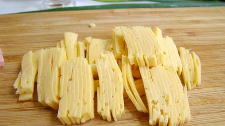 салат с колбасой сыром и огурцом