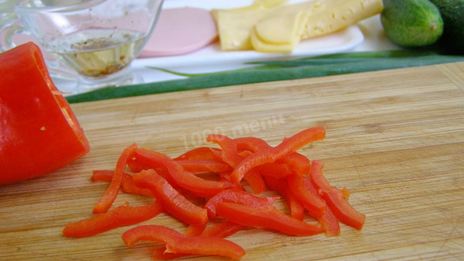 салат с колбасой сыром и огурцом