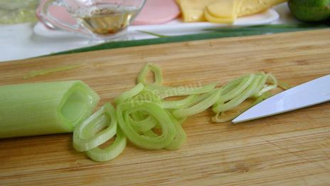 салат с колбасой сыром и огурцом