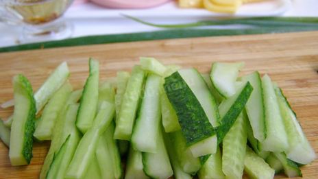 салат с колбасой сыром и огурцом