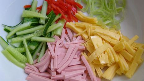 салат с колбасой сыром и огурцом