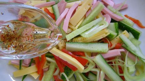 салат с колбасой сыром и огурцом