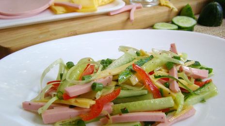 салат с колбасой сыром и огурцом