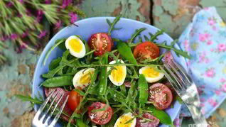 Салат с копченной колбасой