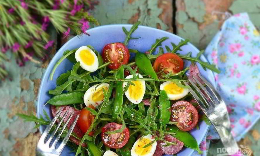 Рецепт салата с копченной колбасой