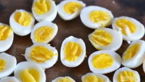 салат с копченной колбасой