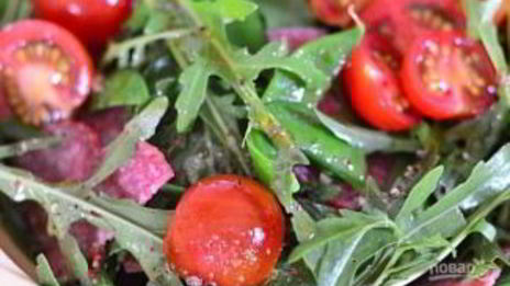 салат с копченной колбасой