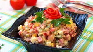 Салат с копченой колбасой, помидорами и зеленым горошком