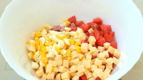 салат с копченой колбасой, помидорами и зеленым горошком