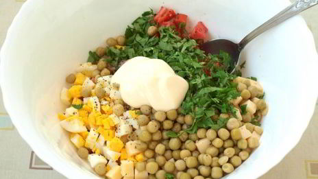 салат с копченой колбасой, помидорами и зеленым горошком