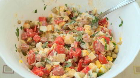 салат с копченой колбасой, помидорами и зеленым горошком