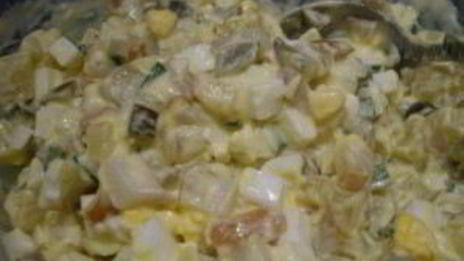 салат с копченым кальмаром