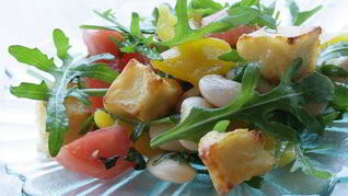 Салат с козьим сыром, фасолью и сладким перцем