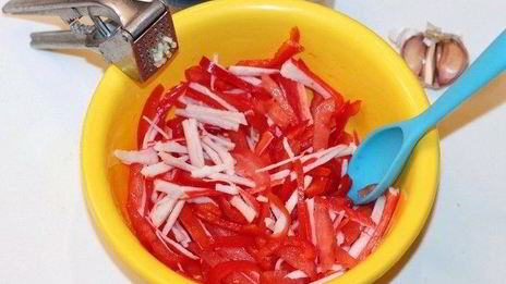 салат с крабовыми палочками красное море