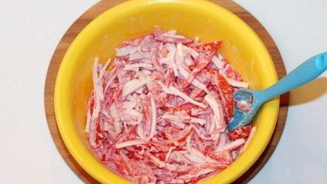 салат с крабовыми палочками красное море