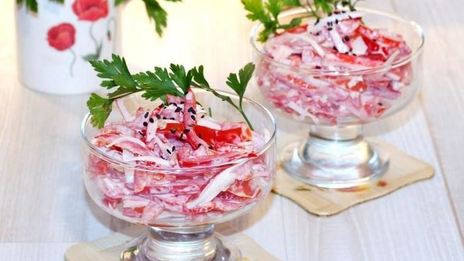 салат с крабовыми палочками красное море