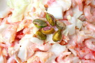 Салат с креветками, фисташками и взбитыми белками