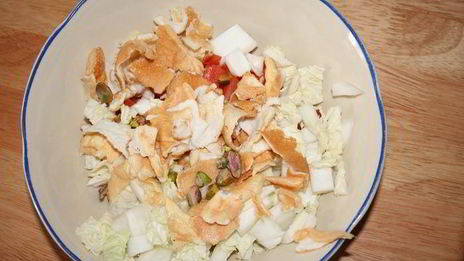 салат с креветками, фисташками и взбитыми белками