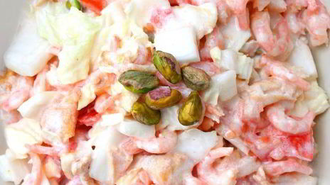 салат с креветками, фисташками и взбитыми белками