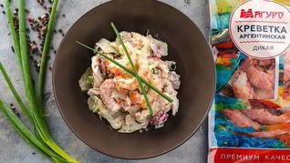 Салат с креветками и омлетом