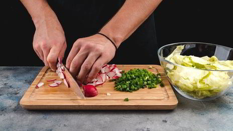 салат с креветками и омлетом