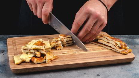 салат с креветками и омлетом