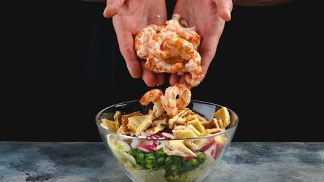 салат с креветками и омлетом