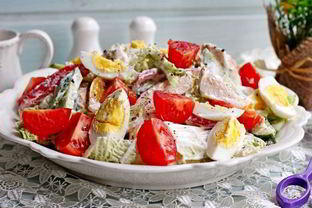 Салат с куриной грудкой, овощами и йогуртом