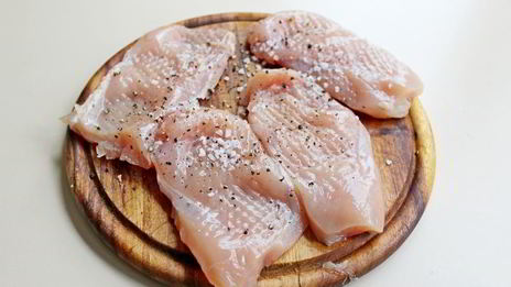 салат с куриной грудкой, овощами и йогуртом