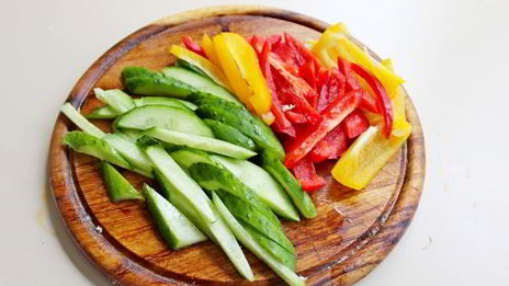 салат с куриной грудкой, овощами и йогуртом