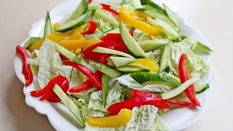 салат с куриной грудкой, овощами и йогуртом