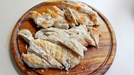 салат с куриной грудкой, овощами и йогуртом