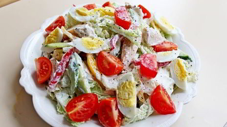 салат с куриной грудкой, овощами и йогуртом