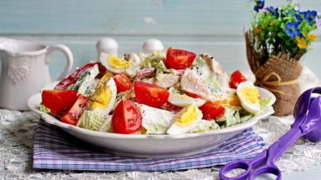 салат с куриной грудкой, овощами и йогуртом