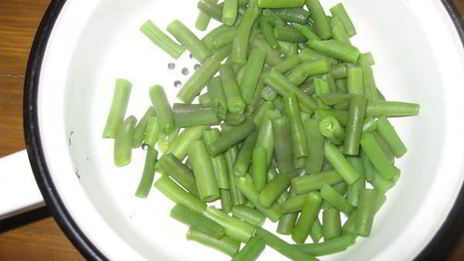 салат с курицей, фасолью и виноградом