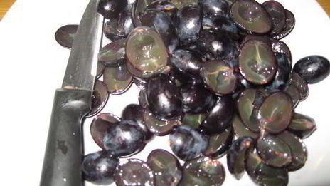 салат с курицей, фасолью и виноградом