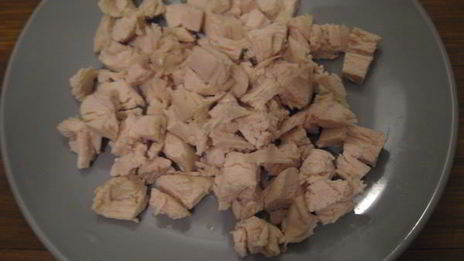 салат с курицей, фасолью и виноградом