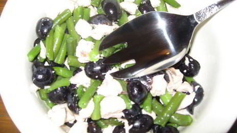 салат с курицей, фасолью и виноградом