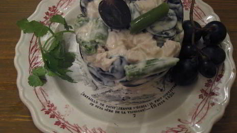 салат с курицей, фасолью и виноградом