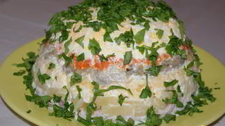 Салат с курицей и ананасами